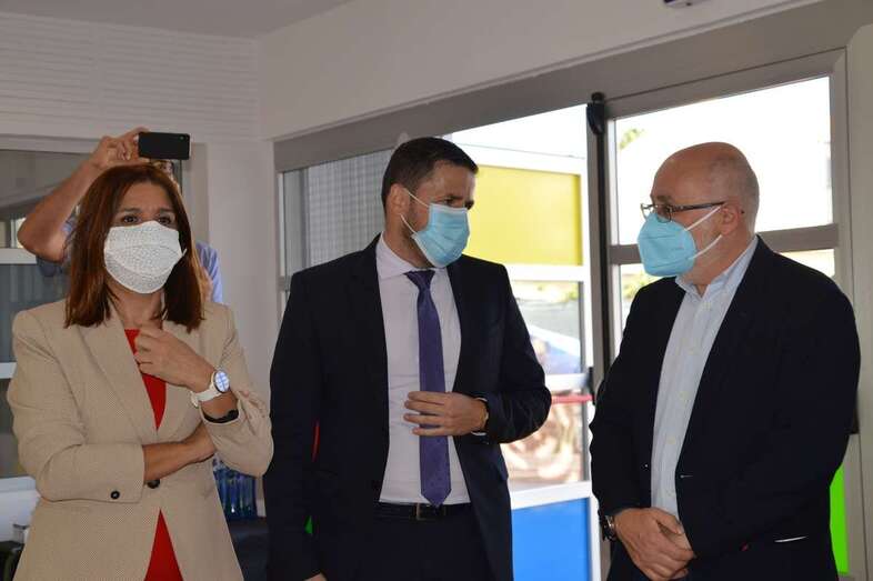 El alcalde Héctor Suárez, la vicealcaldesa Carmen Hernández y el presidente del Cabildo, Antonio Morales, durante la visita en junio a la remozada EI de Las Remudas/TA.